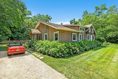 Image de Immaculate Bellport Village Cottage—Central But Quiet, With Saltwater Pool