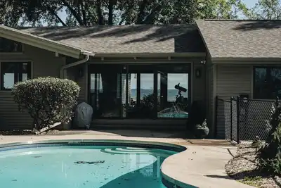 Image de Luxurious Bay Getaway With Pool and Hot Tub Sleeps 12 Near Green Bay Wisconsin