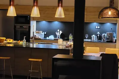 Image de villa d'architecte dans un environnement naturel et à seulement 20mn des plages