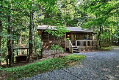 Image de This rustic home is secluded and offers a hot-tub and wood burning fire-place