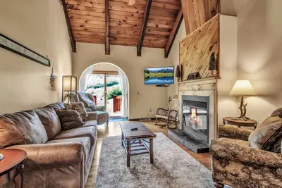Image de 3-Bed Townhouse with Scenic Views & Patio