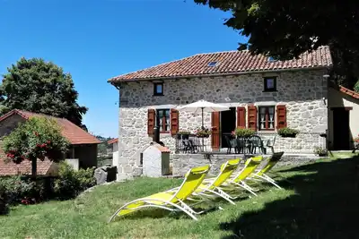 Image de Authentique maison de ferme prés d'un lac et des monts du Cantal.