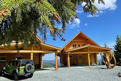 Image de Living above the clouds in a log cabin