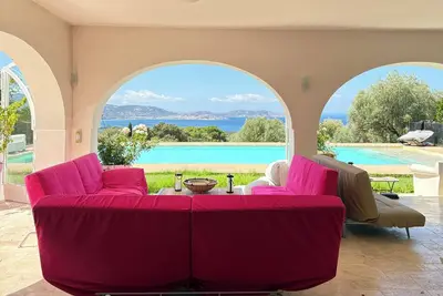 Image de Magnifique villa de 6 chambres sur terrain arboré avec piscine et vue sur mer