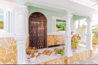 Image de A cool 3-bed bungalow a hop away from the airport.