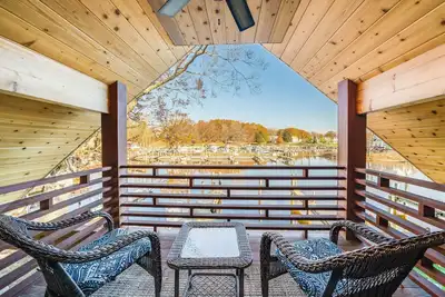 Image de Unwind in Riverfront Comfort — Hot Tub, Fire Pit, Boat Slip, Kayaks