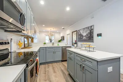 Image de Newly constructed modern home in Ybor City