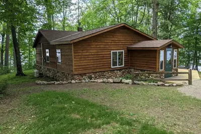 Image de Beautiful newly-renovated lake home on Big Chetac Lake