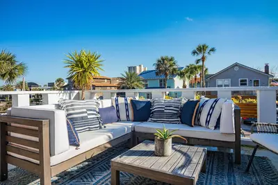 Image de 2 min walk to the beach & work from home!