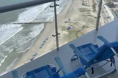 Image de Beachfront Apt, 22nd floor, Wifi, 5 min Old city