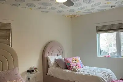 Image de Great House for Stampede! 10 min - d/town & 2 min - 17 Ave Sleeps 10 in beds! !