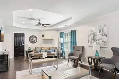 Cozy Modern Getaway near Midtown