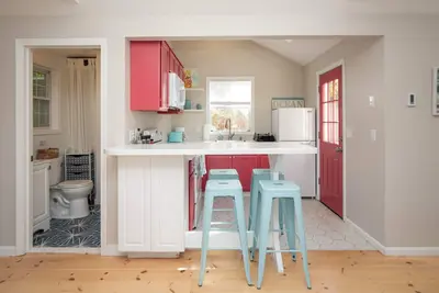 Image de Bubbly Sunlit Newport cottage near fantastic beach area!