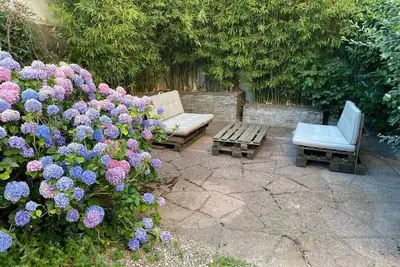 Image de 10mn walk from the lake, quiet one-bedroom apartment, ground floor with garden.
