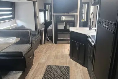 Image de Single family sized single slide out camper