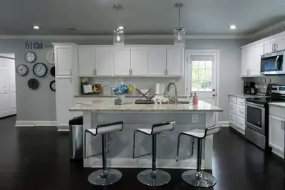 Image de Charming Bungalow-style Home 5 Miles from Downtown, Private Porch & Backyard!