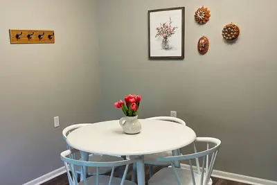 Image de The Deannie - Entire 2 Bedroom Apt in Quilt Town, Usa