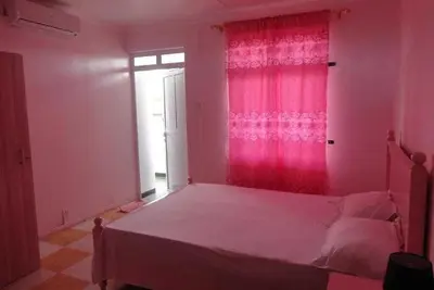 Image de À 10 minutes de la plage! Maison d'hôtes avec chambre privée.