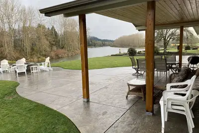 Image de In town river frontage home