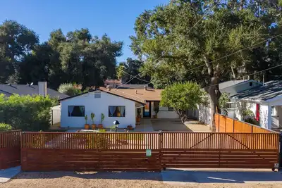 Image de midcentury ranch home in peaceful oak grove