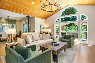 Image de Luxury Home In Arnold With Tons of Privacy & Space