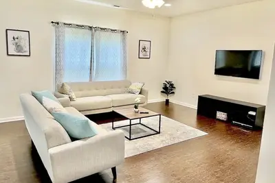 Image de Spacious and clean home with 5 Bedrooms and 2 1/2 baths in a safe neighborhood