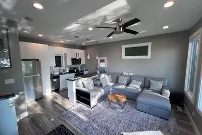 Image de Four season luxury modern lakefront home with fire pit