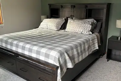 Image de Spacious Home that is close to Eaa and Shopping.