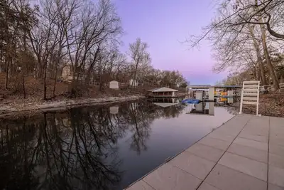 Image de Lakefront, 35ft Dock, Battlefield Golf Views, New Build, Sleeps 16 Guests