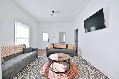 Image de Beautiful Urban Clean 4-Bedroom Home Close to Downtown.