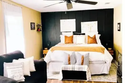 Image de Warm & Inviting home 5 minutes walking distance from restaurants.