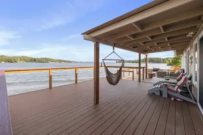 Image de Modern Beachfront Cabin with Hot Tub and Kayaks