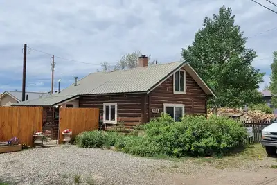 Image de Payton's Place. A cozy cabin with private outdoor space pet friendly. \n