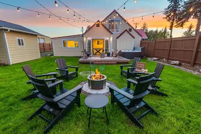 Image de Red Roof Retreat | Hot Tub | Fire Pit | Game Room