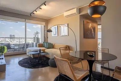 Image de 2 Suites Great Views, Pool, Gym in Best Location!