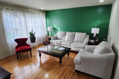 Prime Location! Cozy 2-Bedroom Stay Near Restaurants & Attractions