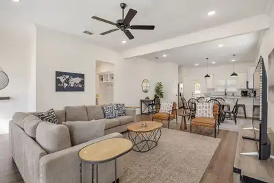 Image de The Legacy House! King size, blazing internet!