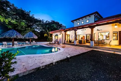 Image de Stunning home just steps away from the beach, and Jw Marriott!