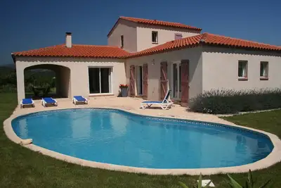 Image de Spacieuse et bien équipée 4 chambres 2 salles de bains Villa avec piscine et vue sur la montagne