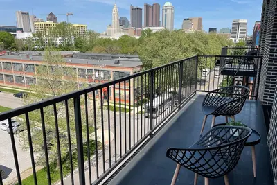 Image de Skyline View 2br w/Balcony + Free Parking + W/D!
