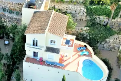 Image de Villa avec vue sur mer, piscine et Wi-Fi. Animaux admis