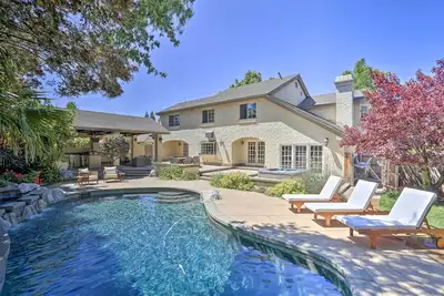 Image de Redding Getaway w/ Hot Tub & Outdoor Kitchen!