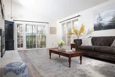 Image de New! Bright and Cozy Modern home