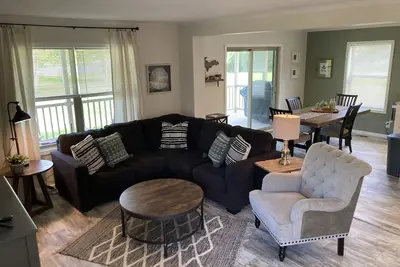 Image de Escanaba River Escape-The Birch Tree Home   Modern 3br Riverfront Retreat