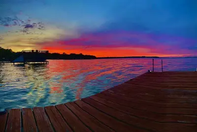 Image de Beautiful Cedar Creek Lake Romantic Cottage Lakeside
