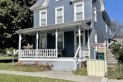 Image de The Lemonade Stand on Plum with Backyard Bar