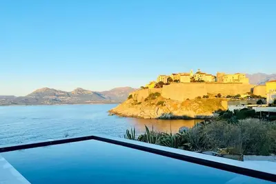 Image de appartement pieds dans l'eau, villa prestige, accès à la mer
