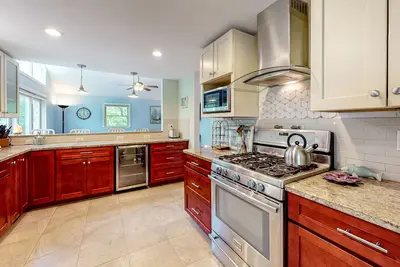 Image de Dog-friendly home with great deck & association beach on Mashpee Pond