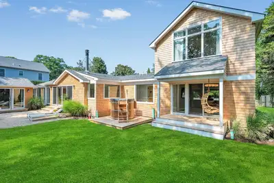 Image de Newly-Renovated Southampton Cottage, Open Floor Plan, Great Room with. . .