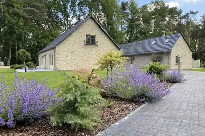 Image de Ruhe und Entspannung Umgeben von Einer Herrlichen Gartenanlage